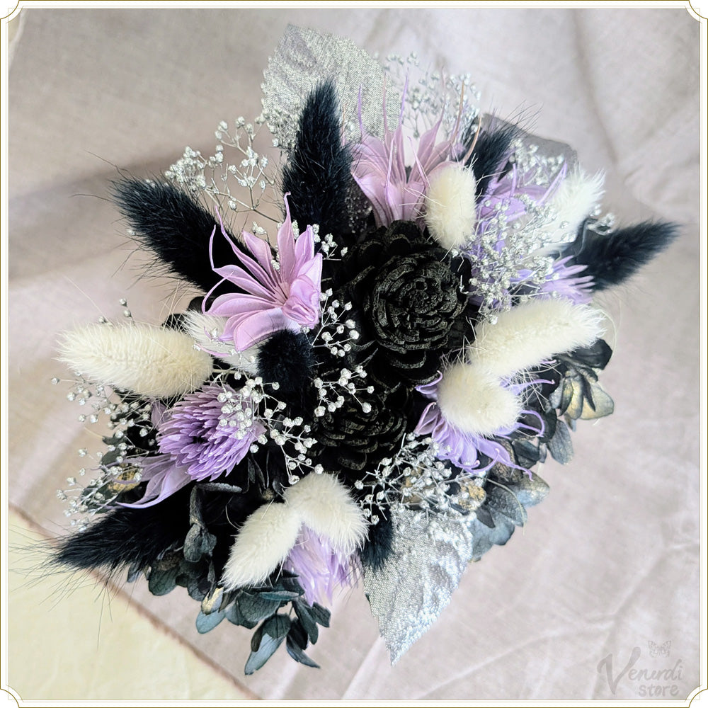 迎賓館を彩る花々(陶器のフラワーアレンジメント パープル)