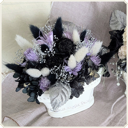 迎賓館を彩る花々(陶器のフラワーアレンジメント パープル)
