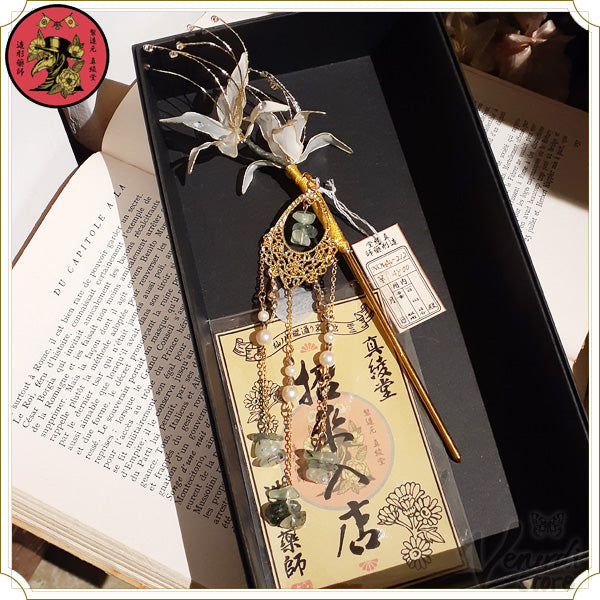 白彼岸花の天然石モチーフ簪