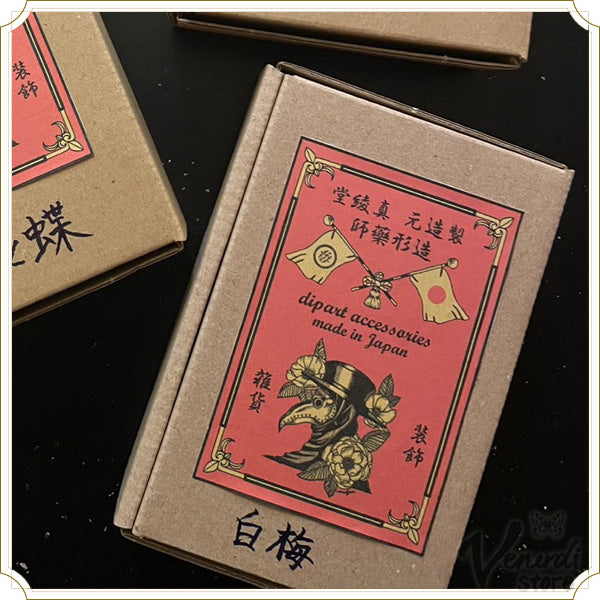 季節の便り(白梅のタッセルイヤーフック)