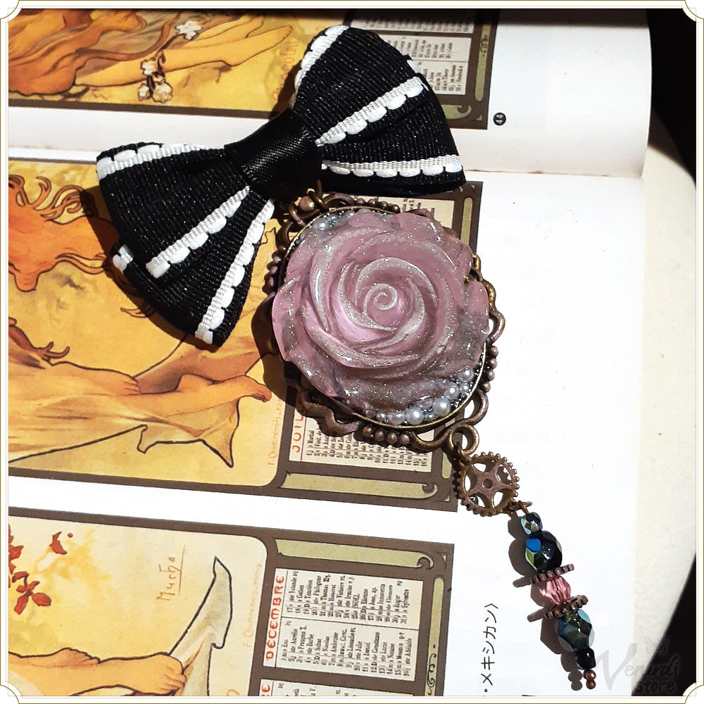 ラメピンクローズリボンブローチ（ピンク蓄光）