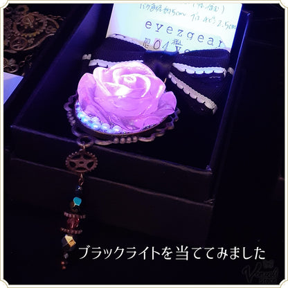 ラメピンクローズリボンブローチ（ピンク蓄光）