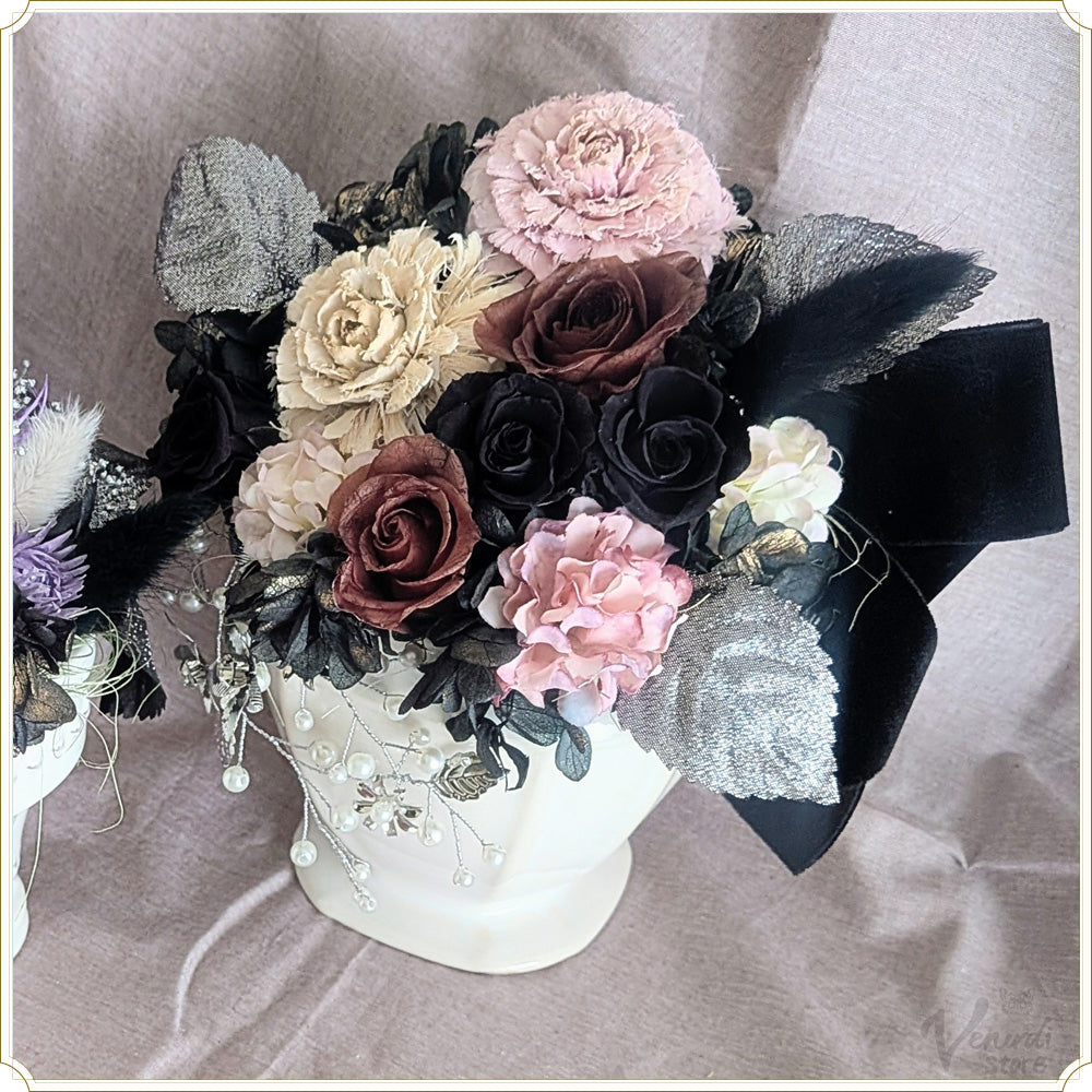 迎賓館を彩る花々（陶器のフラワーアレンジメント　ピンク）