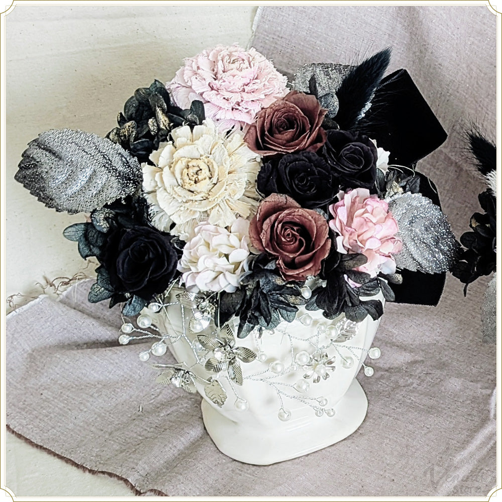 迎賓館を彩る花々（陶器のフラワーアレンジメント　ピンク）