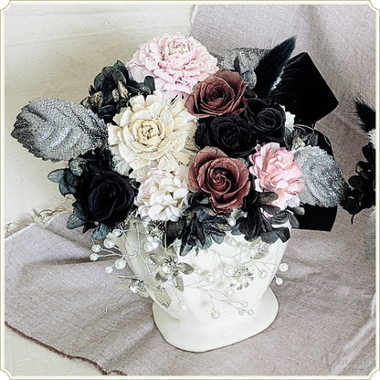迎賓館を彩る花々（陶器のフラワーアレンジメント　ピンク）