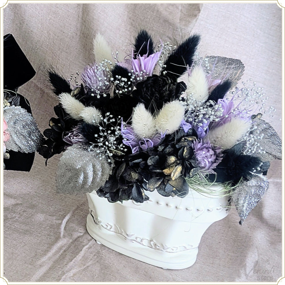 迎賓館を彩る花々（陶器のフラワーアレンジメント　パープル）