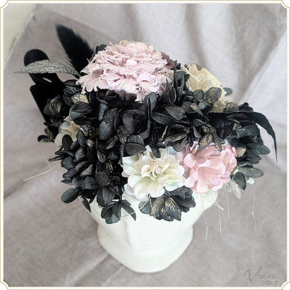 迎賓館を彩る花々（陶器のフラワーアレンジメント　ピンク）