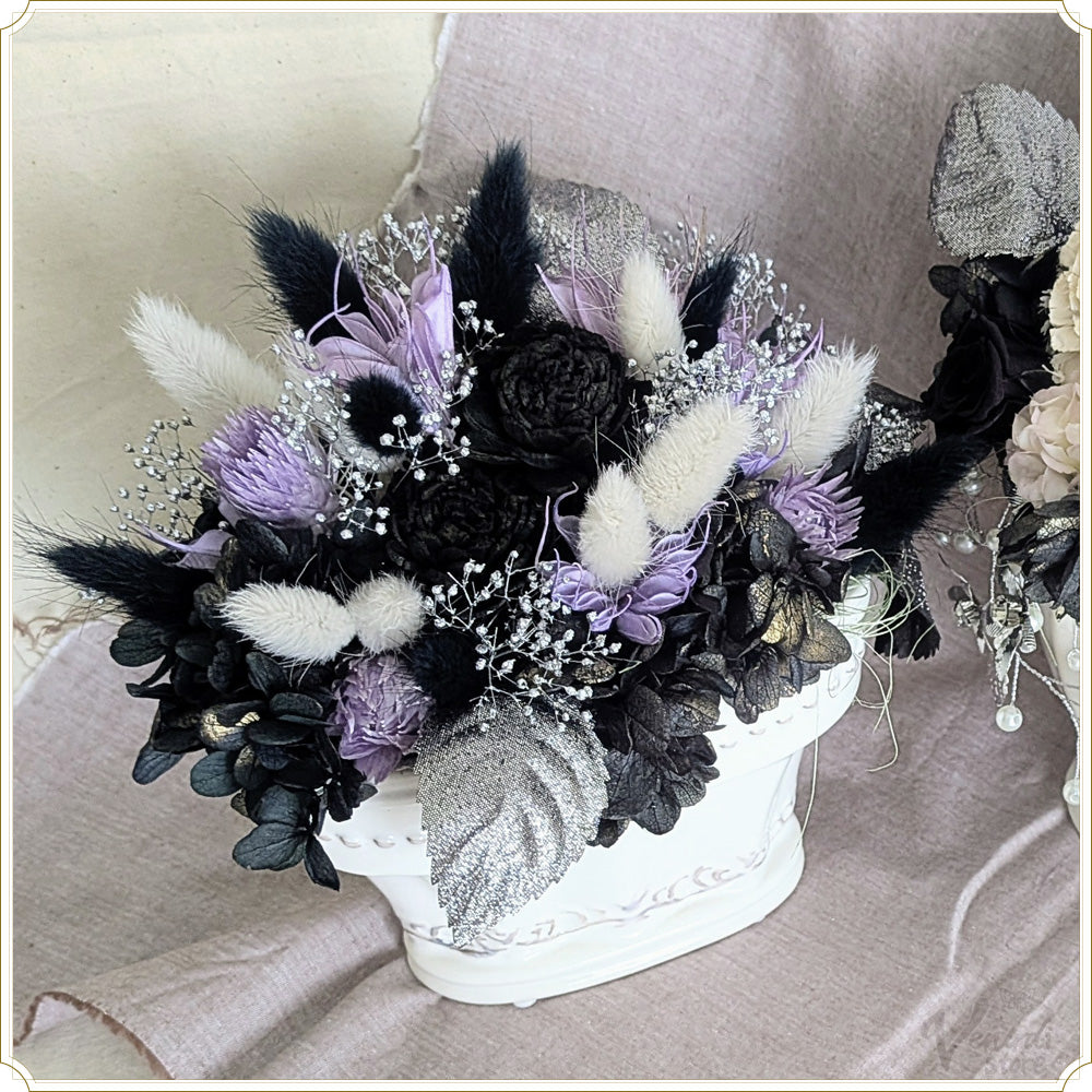 迎賓館を彩る花々（陶器のフラワーアレンジメント　パープル）