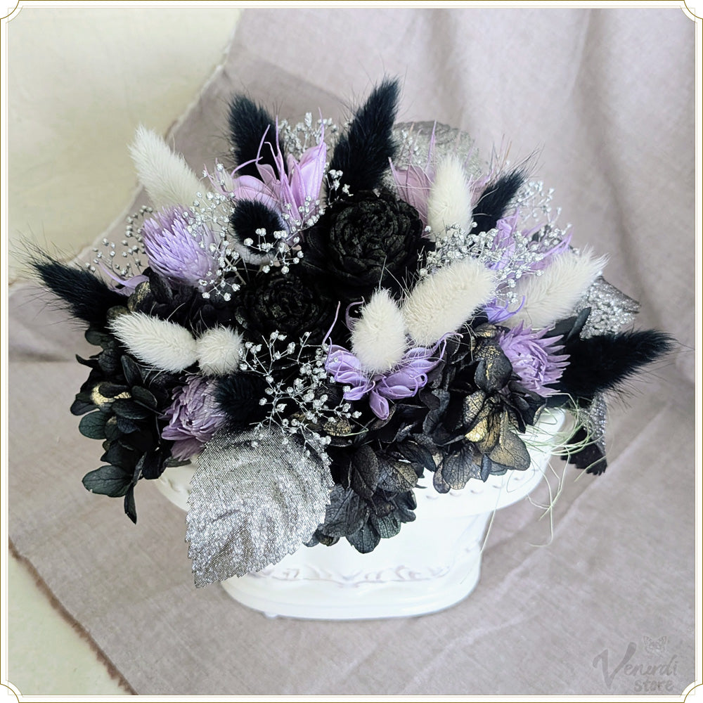 迎賓館を彩る花々（陶器のフラワーアレンジメント　パープル）