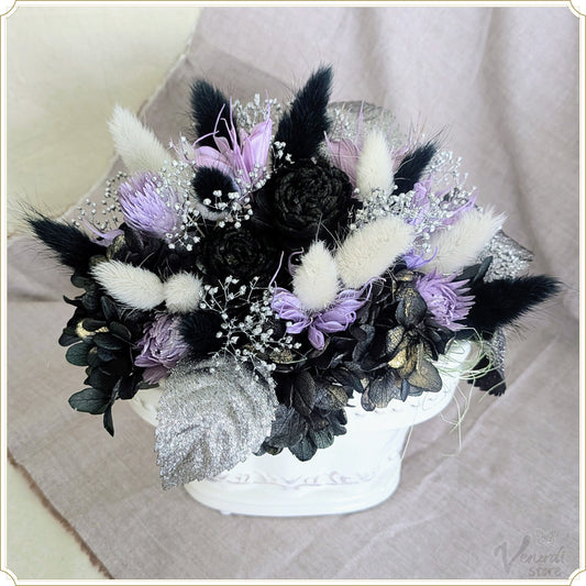 迎賓館を彩る花々（陶器のフラワーアレンジメント　パープル）