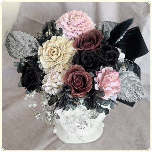 迎賓館を彩る花々（陶器のフラワーアレンジメント　ピンク）