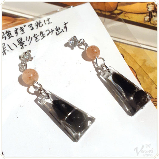 強すぎる光は深い影を生み出す（サンストーン・オブシディアン）