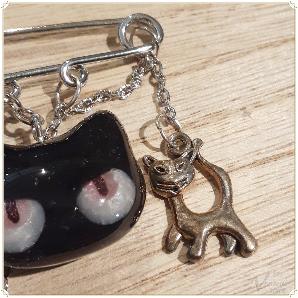 「PUSS in Boots」長靴をはいた猫 魔王の森へ続く道を征くネコ（ブローチピン）黒猫＆赤目