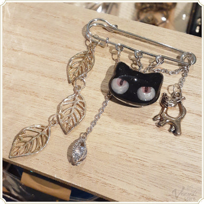「PUSS in Boots」長靴をはいた猫 魔王の森へ続く道を征くネコ（ブローチピン）黒猫＆赤目