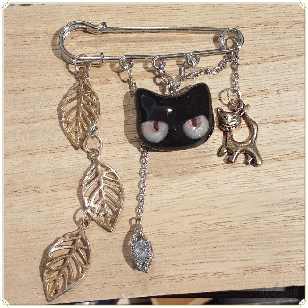 「PUSS in Boots」長靴をはいた猫 魔王の森へ続く道を征くネコ（ブローチピン）黒猫＆赤目