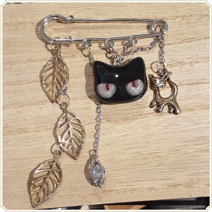 「PUSS in Boots」長靴をはいた猫 魔王の森へ続く道を征くネコ（ブローチピン）黒猫＆赤目