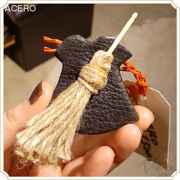 魔女のワンピースのブローチ