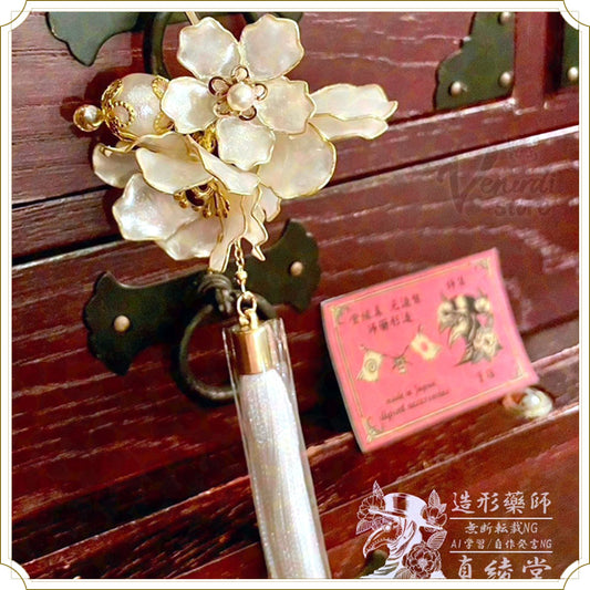 季節の便り(白梅のタッセルイヤーフック)