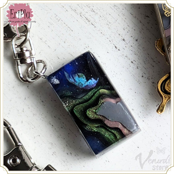 地層レジン 深海に煌めく幻の蝶のキーホルダー ハンドメイド