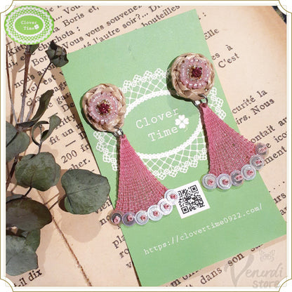 ビーズ刺繍とラフィアピアス ピンク