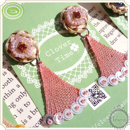 ビーズ刺繍とラフィアピアス ピンク