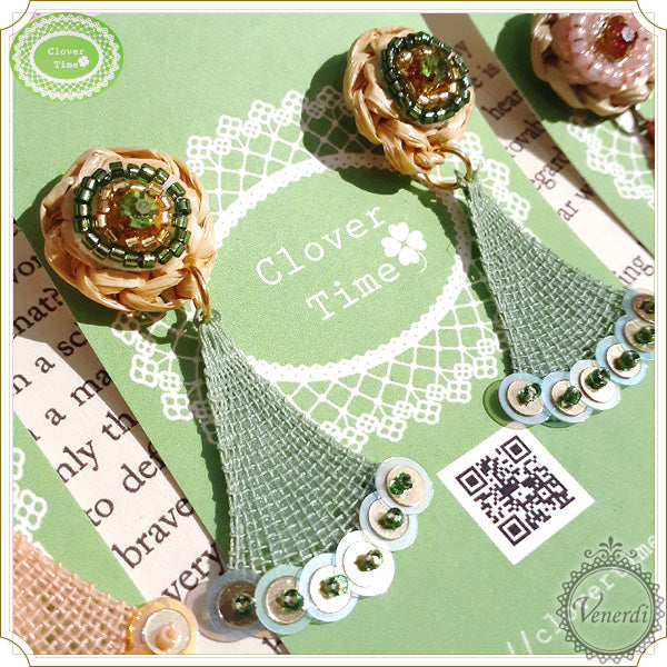 ビーズ刺繍とラフィアピアス グリーン