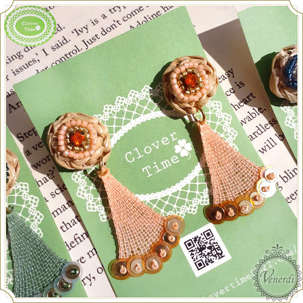 ビーズ刺繍とラフィアピアス オレンジ