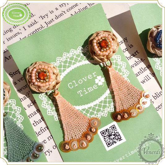 ビーズ刺繍とラフィアピアス オレンジ