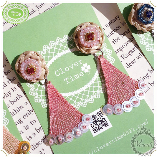 ビーズ刺繍とラフィアピアス ピンク