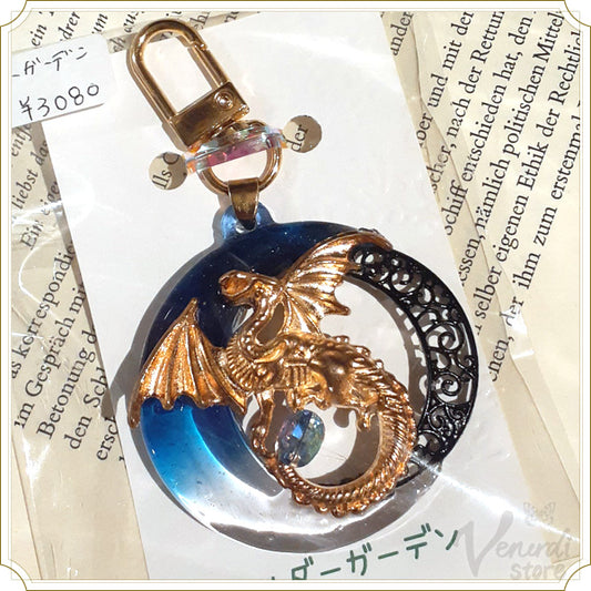 ドラゴンと月のキーホルダー（ゴールド）
