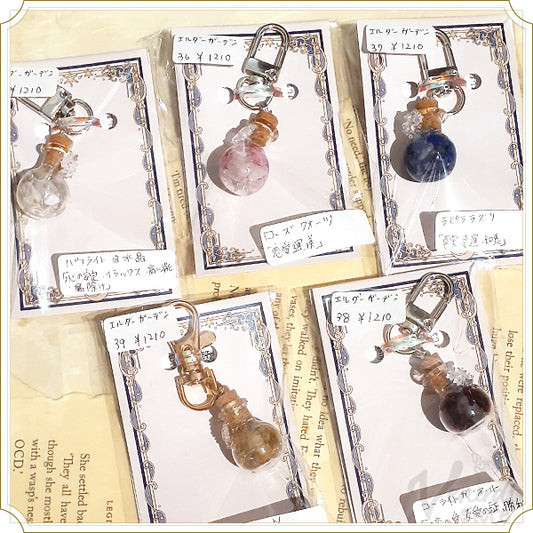 氷の魔女の魔法薬キーホルダー丸（ハウライト＆水晶・ローズクォーツ・ラピスラズリ・ローライトガーネット）