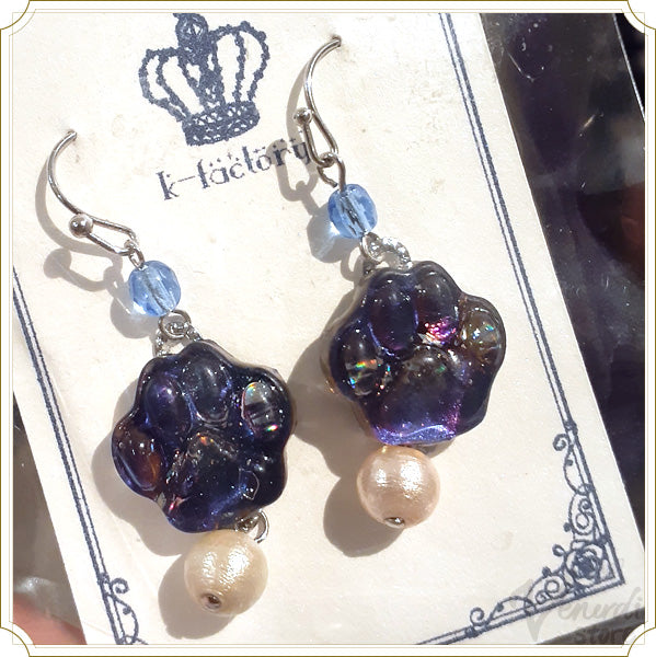 宙色猫の耳飾り（イヤリング・ピアス・猫・肉球）