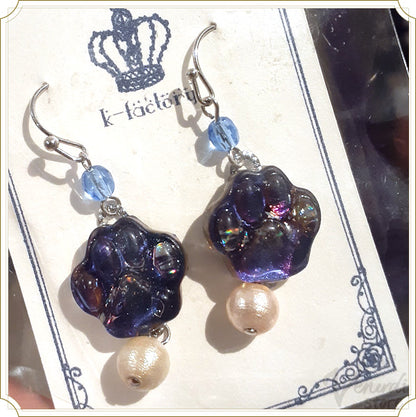 宙色猫の耳飾り（イヤリング・ピアス・猫・肉球）