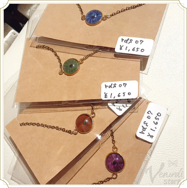 小さな瞳のブレスレット