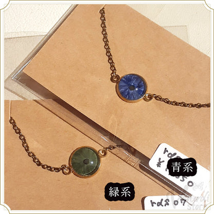 小さな瞳のブレスレット