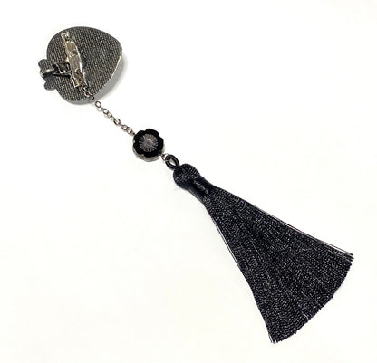 黒装束のロングネックレス