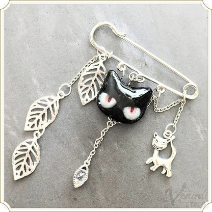 「PUSS in Boots」長靴をはいた猫 魔王の森へ続く道を征くネコ（ブローチピン）黒猫＆赤目